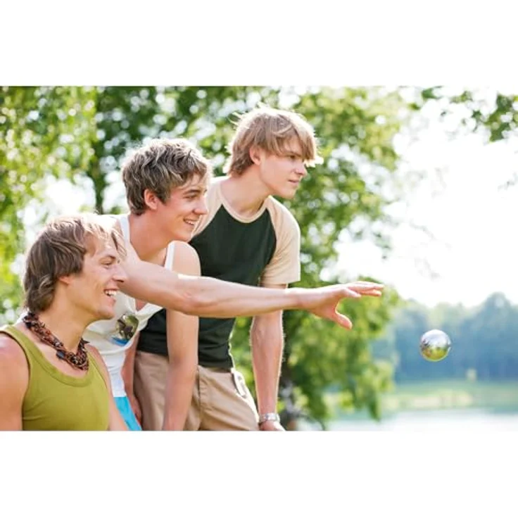 KRUZZEL Boule Spielset mit 8 gravierten Metallkugeln, Holzkugel & Maßband im Transportkoffer – Outdoor Petanque Set für 1-6 Spieler, wetterfest für Garten, Park, Camping – Bild 4