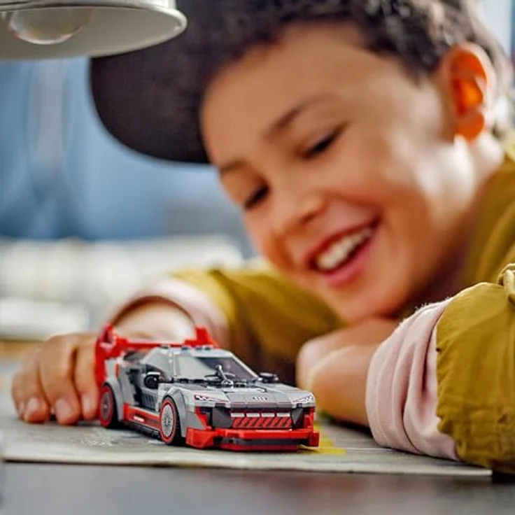 LEGO Speed Champions Audi S1 e-tron Quattro Rennwagen Set, Modellauto für Kinder ab 9 Jahren, mit Rennfahrer-Minifigur und authentischen Audi Designdetails – Bild 2