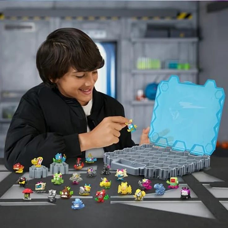 MRBEAST LAB MrBeast Hive Sammelpackung, enthält 26 Mini-Monster mit 2 exklusiven im Dunkeln leuchtenden Swarms, 26 Sticker und 2 Fusions-Kapseln, Platz für über 70 Mini-Monster – Bild 2