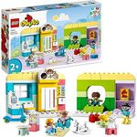LEGO 10992 DUPLO Spielspaß in der Kita, Lern-Spielzeug für Kleinkinder ab 2 Jahren, Set mit Bausteinen und 4 Figuren inkl. Vorschullehrerin