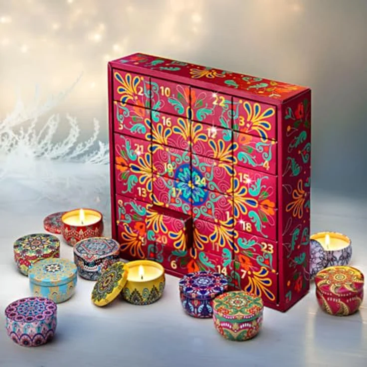 BRAST Adventskalender mit 24 Mini Duftkerzen, 12 Duftnoten wie Vanille-Coco und Sandelholz, dekorative wiederverwendbare Metalldosen, Brenndauer bis zu 8 Stunden – Bild 1