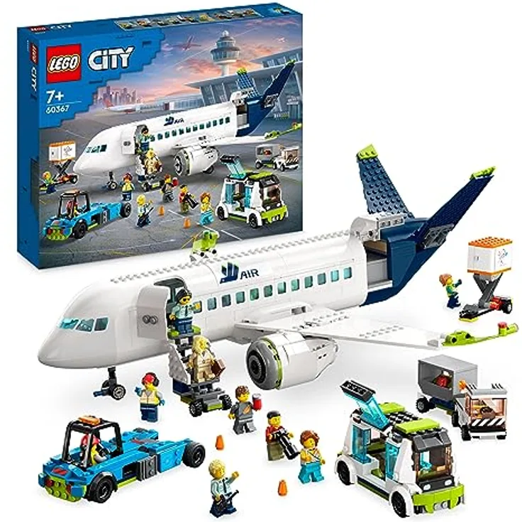 LEGO 60367 City Passagierflugzeug Spielzeug-Set, großes Flugzeug-Modell mit Fahrzeugen des Flughafen-Bodenpersonals: Vorfeldbus, Pushback-Schlepper, Catering-Lader, Gepäckwagen und 9 Minifiguren
