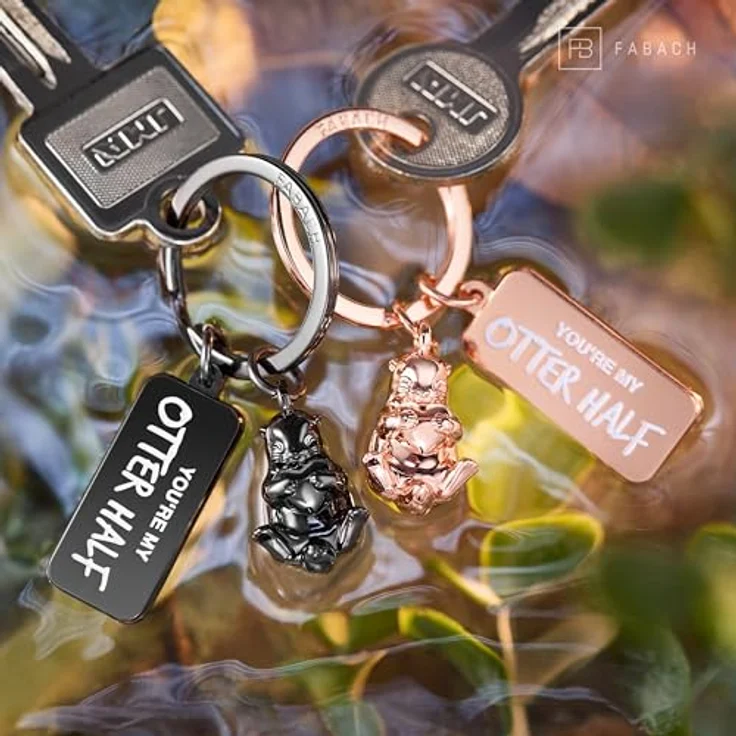 FABACH Otter Schlüsselanhänger für Paare, 2 Otter mit Herz, graviert "You`re my otter half", perfektes Geschenk für Freundin und Partnerin, robustes Metall, inklusive Samtbeutel, ideal für Jahrestag und Geburtstag – Bild 5