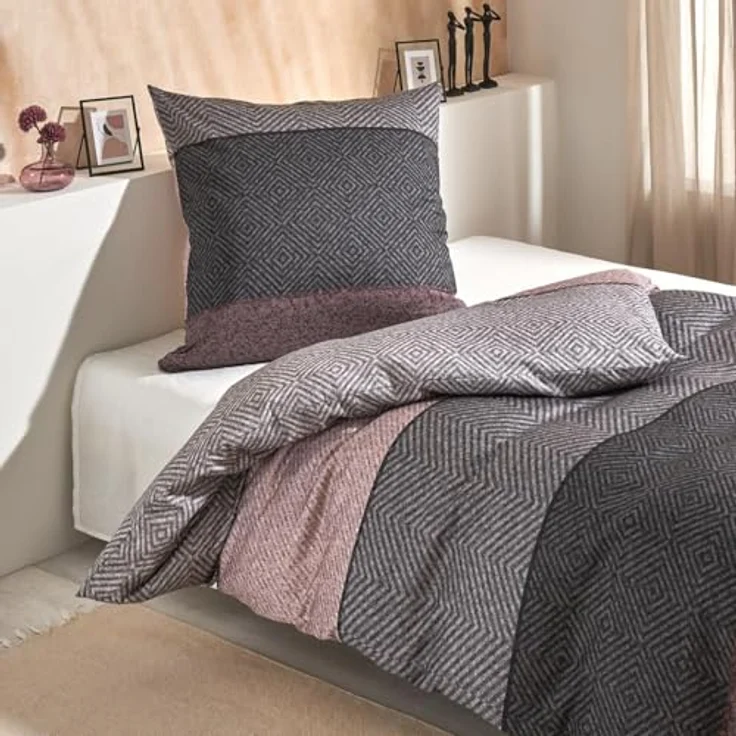 Traumschlaf Mako-Satin Bettwäsche Kansas, Ganzjahresbettwäsche aus 100% Baumwolle, modernes Blockdesign, seidig glatt & atmungsaktiv, 135x200 cm + 80x80 cm, Rose – Bild 3