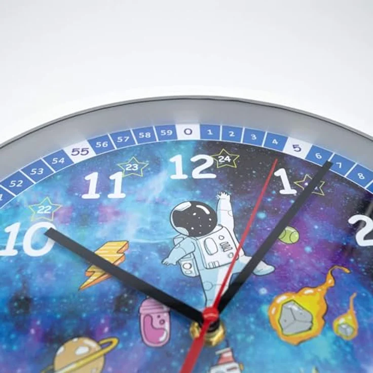 K&L Lautlose Kinder Wanduhr für Mädchen und Jungen langlebige Lernuhr 30cm groß Uhrzeit lesen Lernen Kinderuhr Lesehilfe (30 cm, Fliegende Astronauten) - Preisvergleich – Bild 2