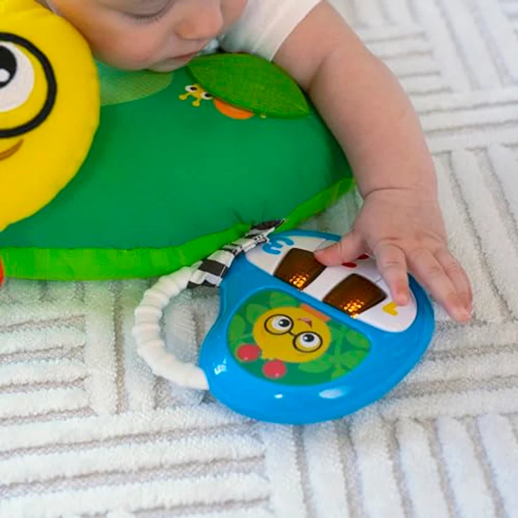 Baby Einstein Cal-a-Pillow™ Tummy Time Aktivitätskissen, Kinderkissen mit 9 multisensorischen Elementen, geeignet für Babys von 0-12 Monaten, abwischbar, dreisprachig (Englisch, Spanisch, Französisch) – Bild 14
