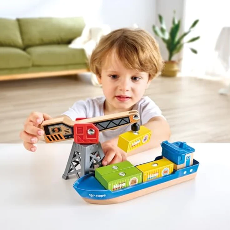 Hape Spielzeug-Schiff Frachtschiff mit Hafenkran, magnetischer Kran zum Entladen und Containerstapeln – Bild 2