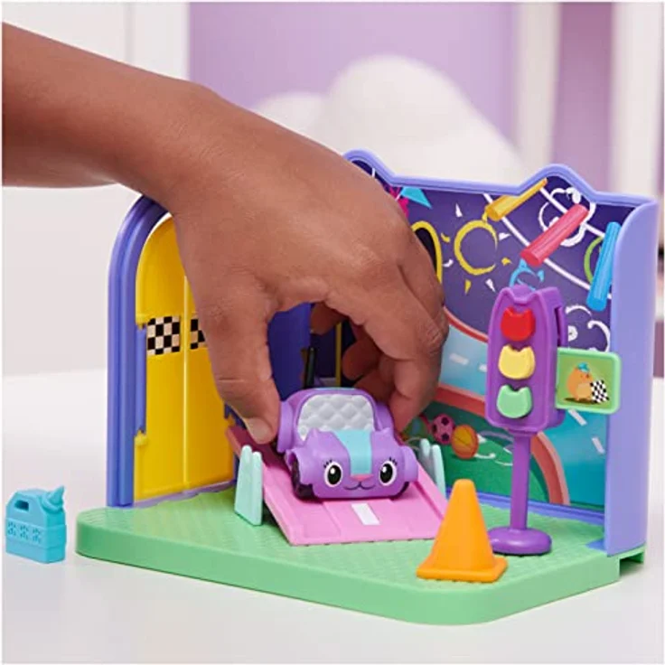 Gabby‘s Dollhouse Deluxe Raum, Purr-ific Play Room, Spielzimmer mit Carlita Spielzeugauto und 2 Möbelstücken sowie 2 Überraschungsboxen mit Zubehörteilen, geeignet für Kinder ab 3 Jahren – Bild 3