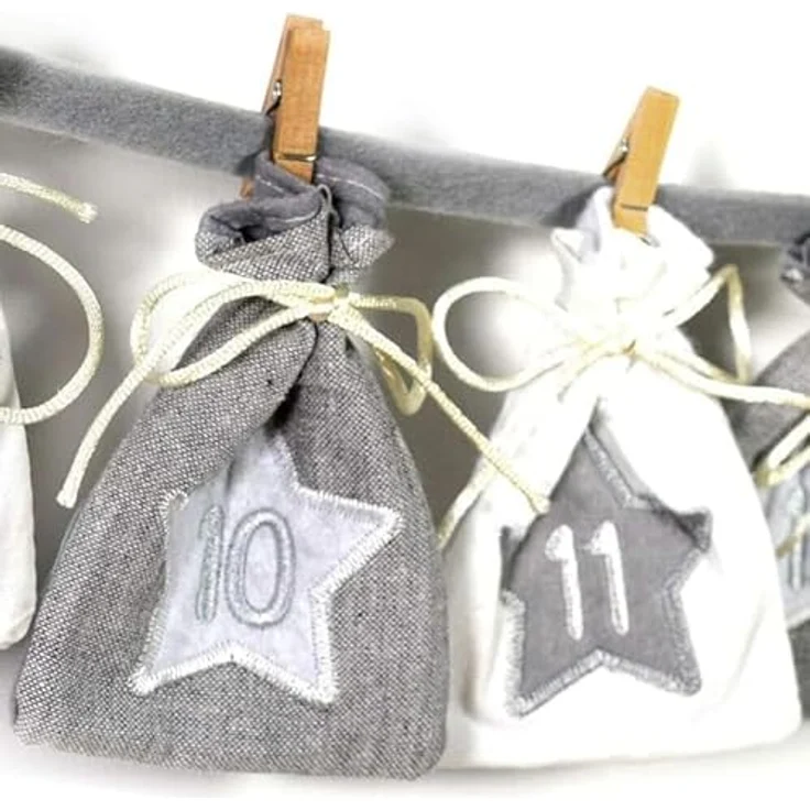 Frau WUNDERVoll® Adventskalender zum Befüllen - Stoff, grau weiß/Weihnachtskalender Zahlen Beutel Sack Säcke Säckchen Stoffbeutel Baumwolle Baumwollsäckchen Geschenkbeutel Stoffsack Stoffsäckchen - Wiederverwendbarer Stoff-Adventskalender mit aufgestickten Sternen und Zahlen, ideal für Kleinigkeiten – Bild 4