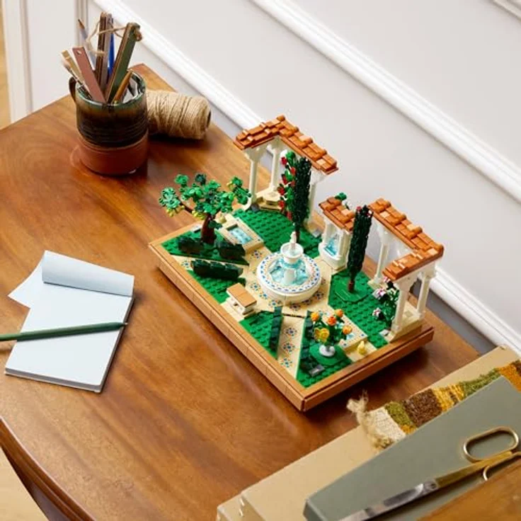 LEGO Icons Springbrunnengarten, Bauset für Erwachsene, Deko fürs Wohnzimmer oder Büro, anpassbares Modell eines Gartens, mit Zypressen, Weinreben und anderen Pflanzen, Kollektion Gärten der Welt 10359, Klemmbausteine – Bild 3