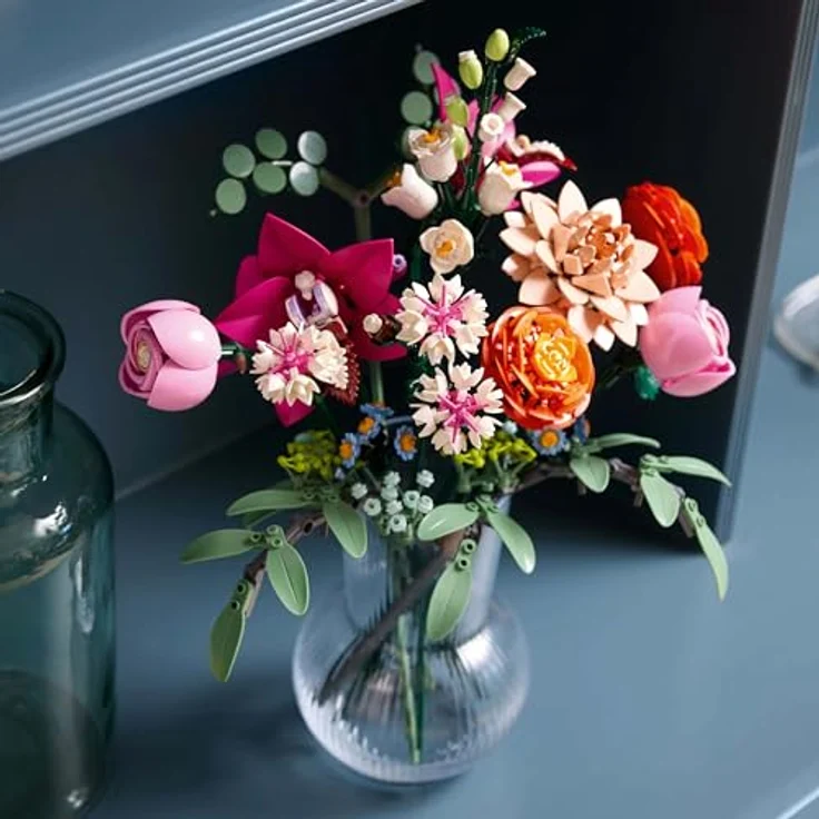 LEGO Botanicals 10342, Schöner Rosafarbener Blumenstrauß, Bauset für Erwachsene mit Gänseblümchen, Kornblumen und Rosen in flexibler Anordnung für dekorative Büros und Wohnräume – Bild 5