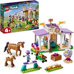 LEGO 41746 Friends Reitschule Set mit 2 Spielzeug-Pferden, Aliya und Mia Mini-Puppen, Reitstall- und Pferdespielzeug, Tierpflege-Geschenk für Kinder, Mädchen und Jungen ab 4 Jahre