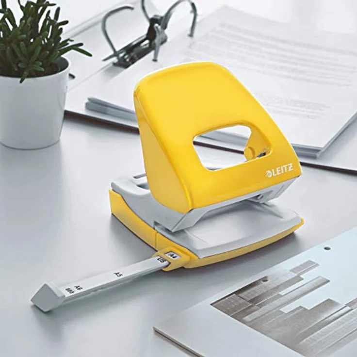 Leitz Büro Locher aus Metall, Für 30 Blatt, Anschlagschiene mit Formatvorgaben, Ergonomisches Design, gelb, WOW-Serie, 50081016 – Bild 2