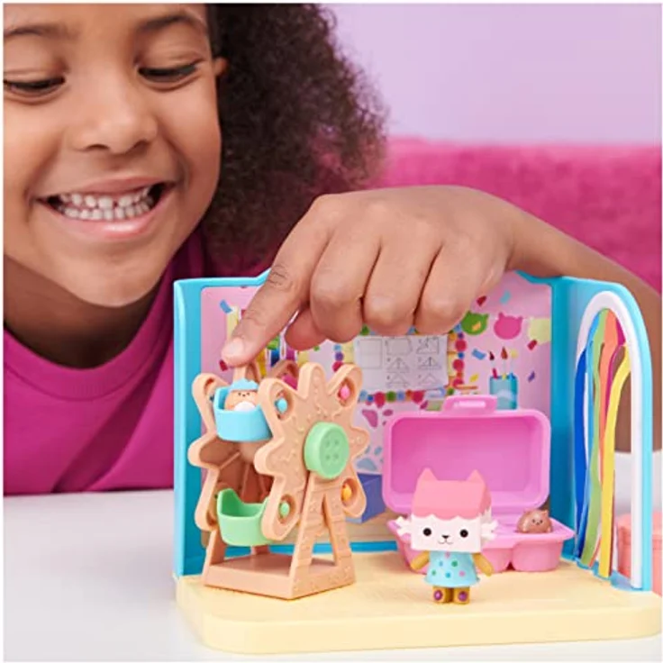Gabby's Dollhouse Deluxe Raum, Craft-a-riffic-Room, Bastelzimmer mit Baby Box, 2 Möbelstücken und 2 Überraschungsboxen mit Zubehörteilen, geeignet für Kinder ab 3 Jahren – Bild 5