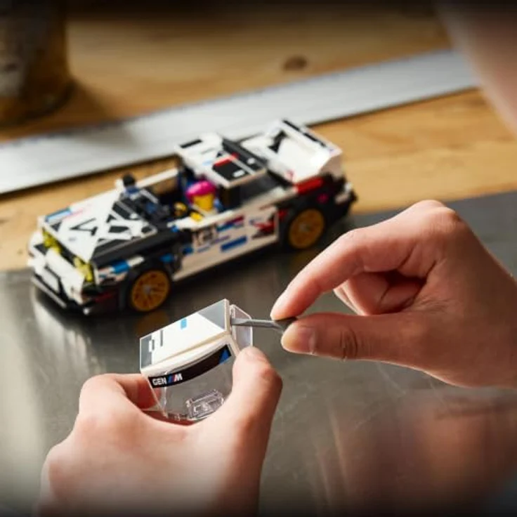LEGO Speed Champions 77263 BMW M3 (E30) Bausatz, Mehrfarbig, 358 Teile, inkl. 1 Minifigur im BMW-Rennoutfit – Bild 5