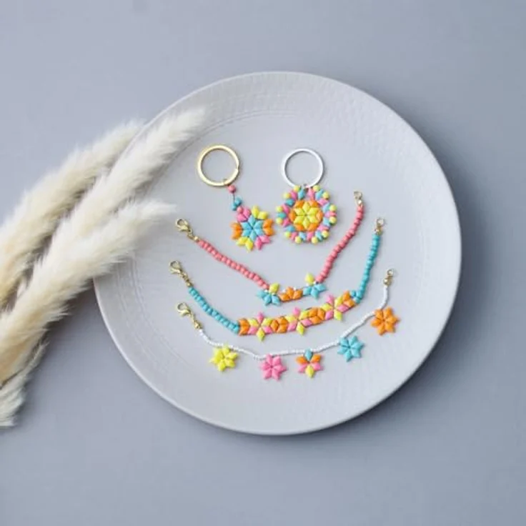 Frech Verlag Bastelperlen Mindful Mandala Schmuckset - Harmony, 120 Rautenperlen in Pink, Gelb, Blau und Orange, für Armbänder und Schlüsselanhänger – Bild 4