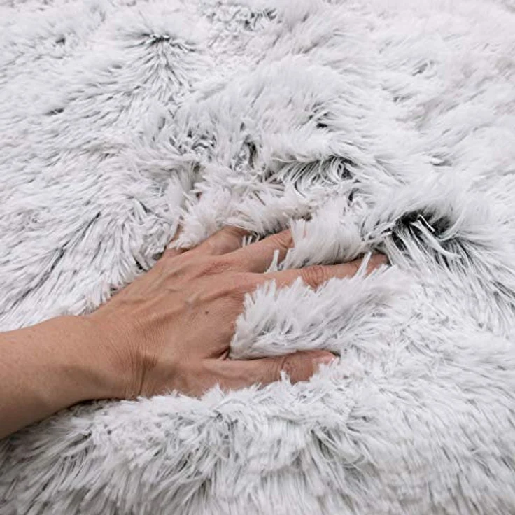 ZOLLNER Bettdecke extra flauschig - kuschelige Bettwäsche in 80x80 cm + 135x200 cm - waschbar bis 30°C – weißes Fellimitat auf grauem Fleece - Hotelwäschequalität - Oeko Tex® Zertifiziert – Bild 5