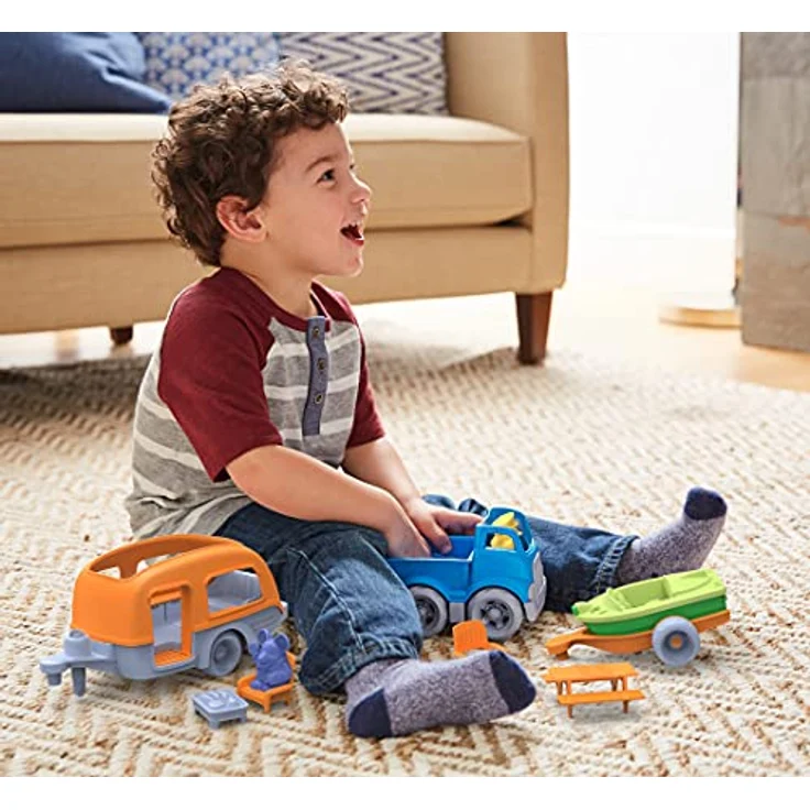 Green Toys RV Camper Set, 3-in-1 Fahrzeugspielset mit Pickup, Camper und Sportboot, 10-teilig – Bild 2