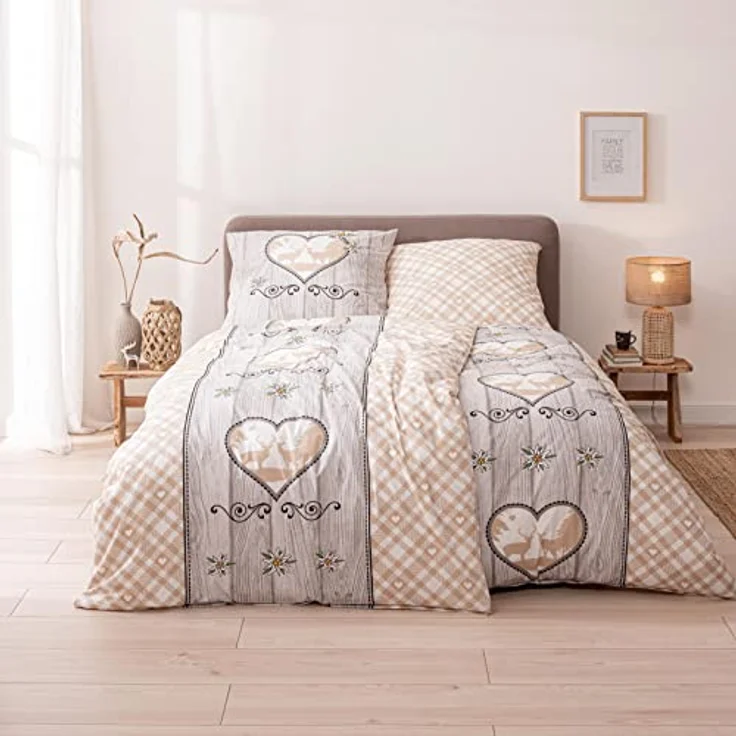MTOnlinehandel TRAUMHELDEN Landhaus-Stil Bettwäsche 135x200 + 80x80 cm · Karo Hirsch Herz Holzoptik · 100% Baumwolle in Renforce · Vintage Bettwäsche-Set – Bild 1