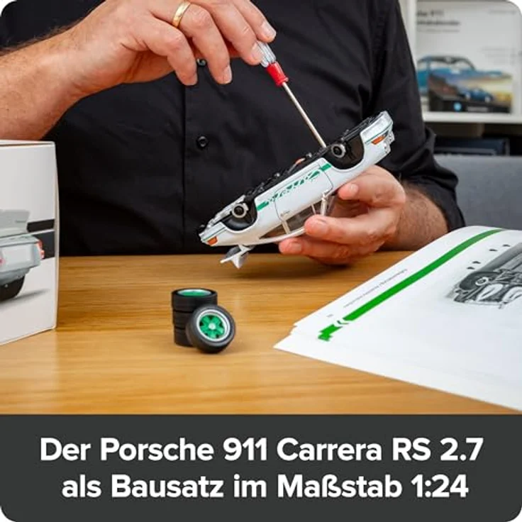 Franzis 67267 Porsche 911 Carrera RS 2.7, Modellbausatz im Maßstab 1:24 mit Soundmodul, LED-Beleuchtung und Begleitbuch, weiß – Bild 5