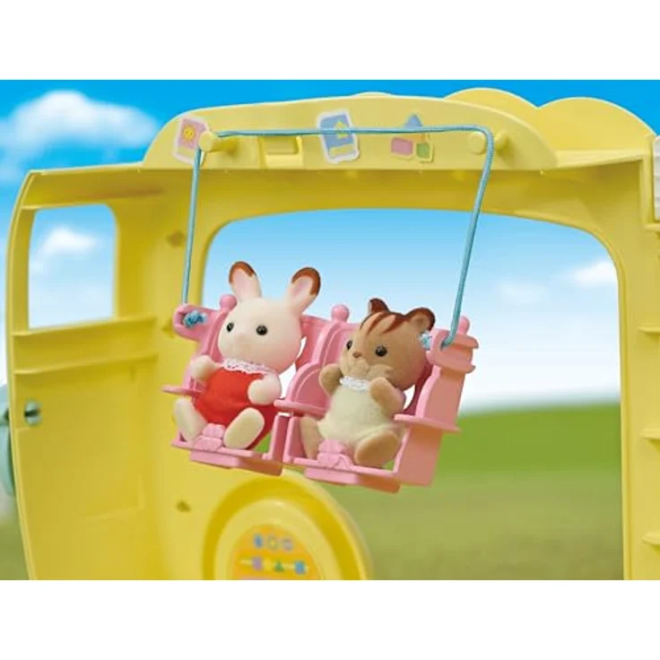 Sylvanian Families Erlebniskindergarten Bus Regenbogen (5744), 3stöckiger Spielzeug-Bus für bis zu 28 Figuren mit großem Spielplatz – Bild 5