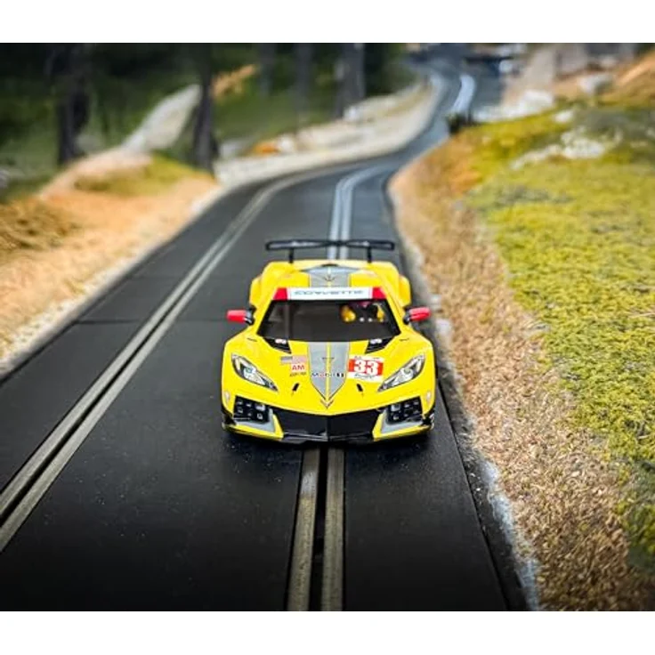 Scalextric C4558 Chevrolet Corvette C8 R 24h LM23 HD, Slotcar im Maßstab 1:32 mit Fahrerfigur, Scheinwerfern und Rückleuchten, geeignet für Kinderrennbahnen – Bild 5
