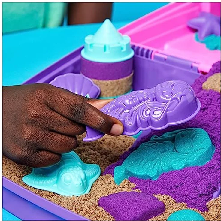 Kinetic Sand Meerjungfrauen Koffer - mit 1 kg original kinetischem Sand aus Schweden in 3 Farben, 6 Förmchen, 1 Schaufel für kreatives Indoor-Sandspiel, für Kinder ab 3 Jahren – Bild 5