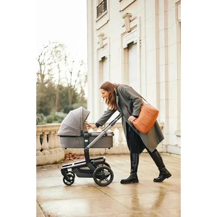 CHILDHOME Baby Wickeltasche Mommy Bag inkl. Wickelauflage, 22L, Vegan Leder, Kinderwagenbefestigung, Braun – Bild 5