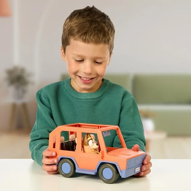 Moose Spielzeug-Auto Bluey S11 4WD Familienauto, offenes Verdeck, Platz für 4 Figuren, inkl. Urlaubs-Chilli-Figur – Bild 3