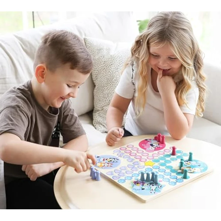 Micki Holzspiel „Mäusedorf“ von Bluey, lustiges Ludo-Spiel für Kinder mit 16 Spielfiguren in 4 Farben und Würfel – Bild 6