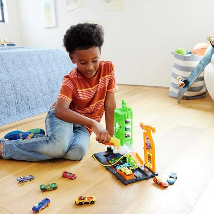 Hot Wheels City Super Recharge Tankstelle, interaktives Spielset mit umpositionierbarem Ladegriff und Platz für 10 Fahrzeuge, inklusive einem Hot Wheels Auto – Bild 2