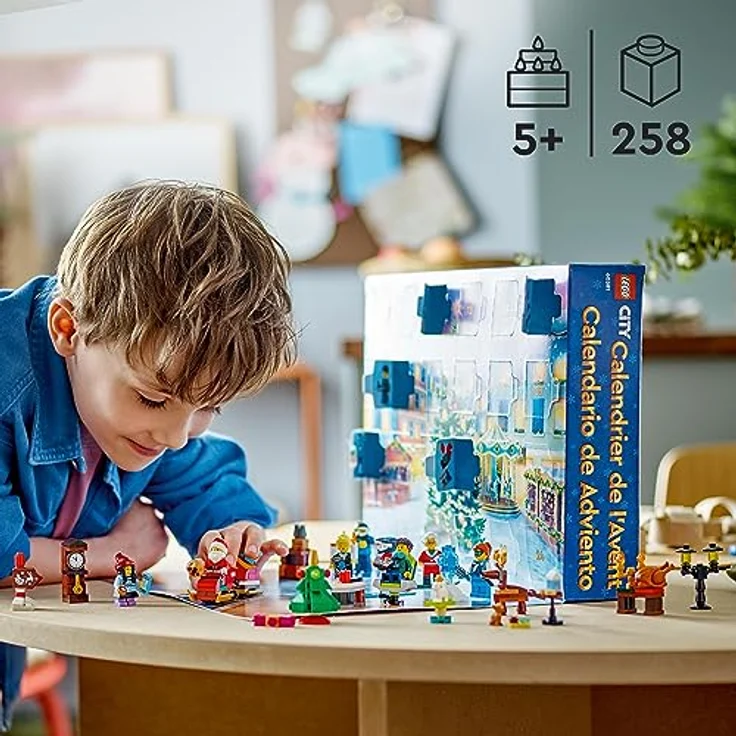 LEGO 60381 City Adventskalender 2023, Weihnachtskalender mit 24 Geschenken inkl. Weihnachtsmann- und Rentier-Figuren plus Winterwunderland-Spielmatte, Weihnachtsgeschenk für Kinder, Jungen, Mädchen – Bild 2