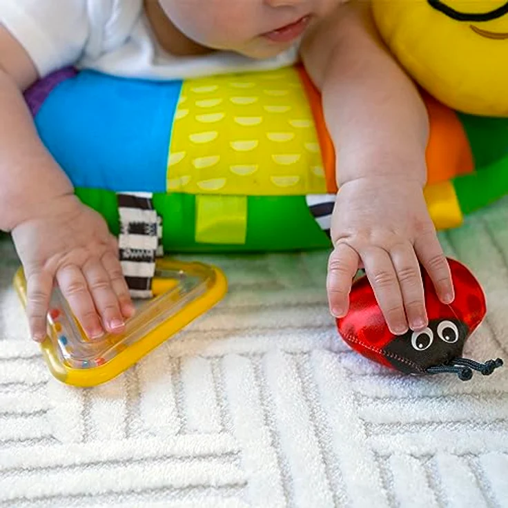 Baby Einstein Cal-a-Pillow™ Tummy Time Aktivitätskissen, Kinderkissen mit 9 multisensorischen Elementen, geeignet für Babys von 0-12 Monaten, abwischbar, dreisprachig (Englisch, Spanisch, Französisch) – Bild 15