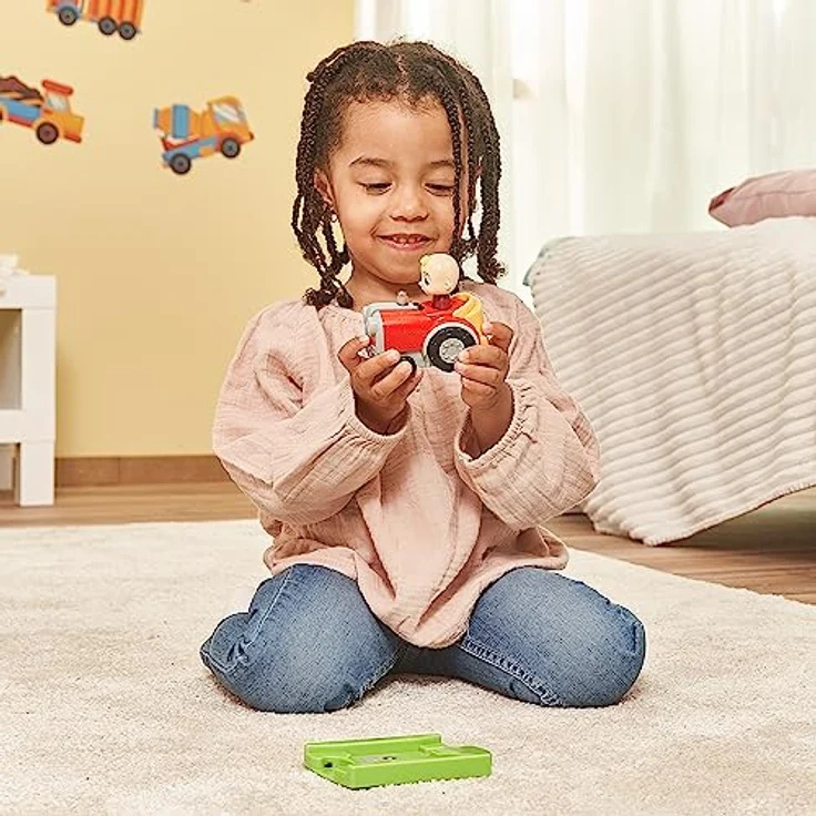 VTech Tut Tut Baby Flitzer - CoComelon JJs Traktor inkl. Schiene – Spielzeugtraktor mit Magischen Sensoren, Leuchteffekten, Musik, spannenden Sätzen und Geräuschen – Für Kinder von 1,5-5 Jahren – Bild 4