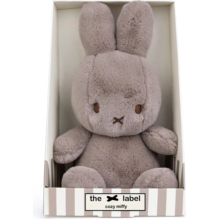 International Bon Ton Toys Cozy Miffy, Kuscheltier in grau/taupe, handgefertigt, 23 cm, in Geschenkbox mit recycelter Polyester-Füllung