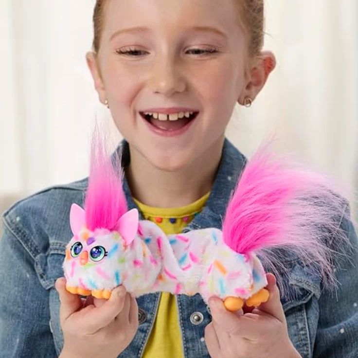 Furby DJ Furblets Berry-Cup-Cake Plüschspielzeug mit dehnbarem Körper, interaktiven Geräuschen und Schlüsselanhänger für unterwegs – Bild 3