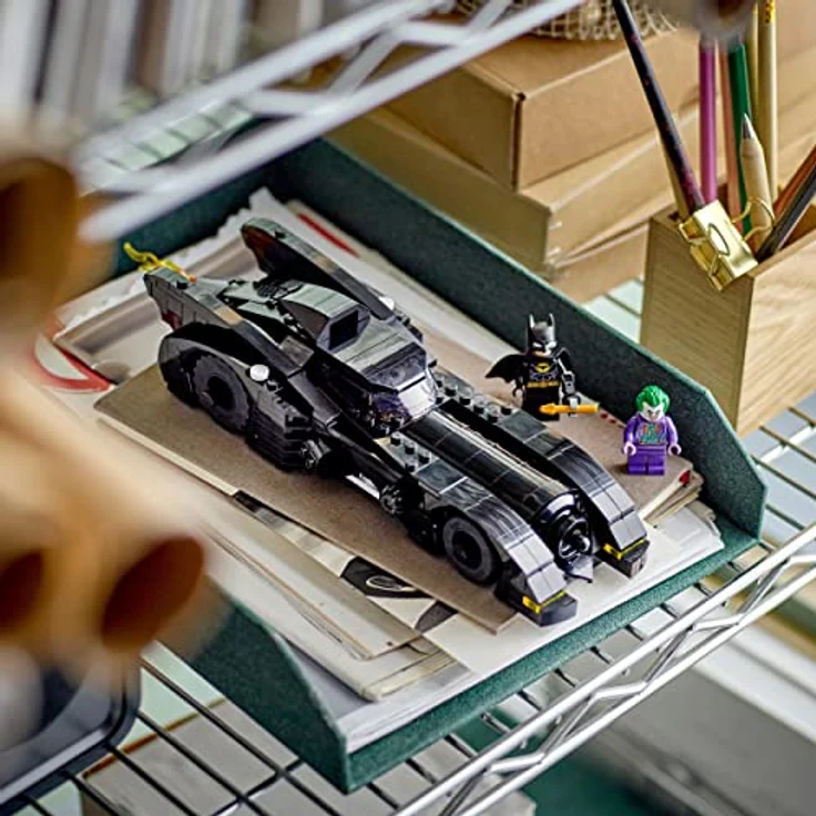 LEGO 76224 DC Batmobile: Batman verfolgt den Joker Set, Batmobil-Spielzeugauto von 1989 mit 2 Minifiguren, Automodell des Dark Knight mit Batarang, Superhelden-Geschenk für Kinder – Bild 5