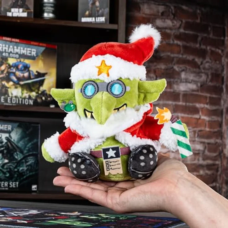 TOMY Warhammer Da Red Gobbo Plüschfigur, festlicher Goblin aus Warhammer 40.000 mit Grotmas Bombe, offiziell lizenziertes Sammlerstück für Jugendliche und Erwachsene, ab 12 Jahren – Bild 3