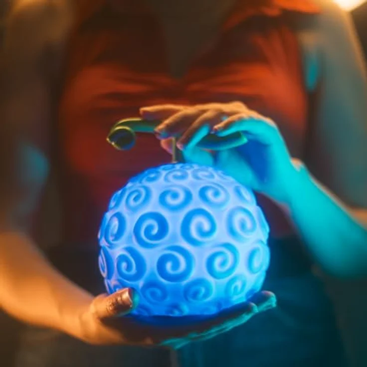 Grupo Erik One Piece Lampe mit USB-C Gum-Gum Fruit, zwei Beleuchtungsmodi in blau und weiß, langlebiges PVC-Material – Bild 2