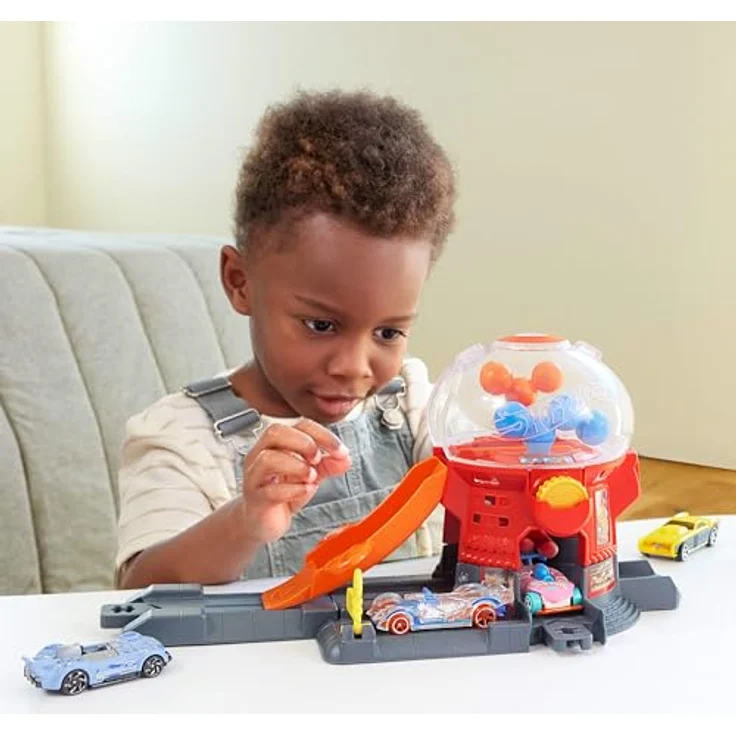 Hot Wheels Spielzeugauto Trackset, Kaugummiautomat-Spielset im Maßstab 1:64 mit Die-Cast-Auto in Donut-Form, Track-Schnellstecksystem und Süßigkeitenladen in der Stadt, JBM62 – Bild 3