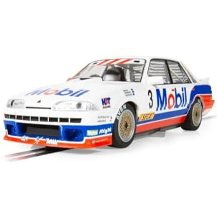 Scalextric C4549 Holden VL Commodore, Slotcar im Maßstab 1:32 mit Fahrerfigur und Scheinwerfern, weiß