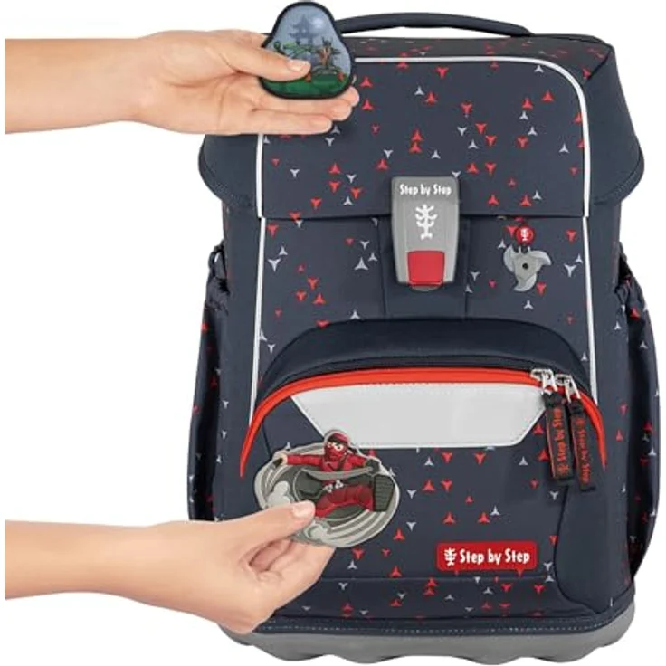 Step by Step Basis Schulranzen-Set „Anthrazit Triangles“, ergonomischer Tornister mit 20 Liter Volumen, 4-teilig, grau, auswechselbare Magnetapplikationen, Reflektoren, Hüft- und Brustgurt für Kinder ab der 1. Klasse – Bild 3