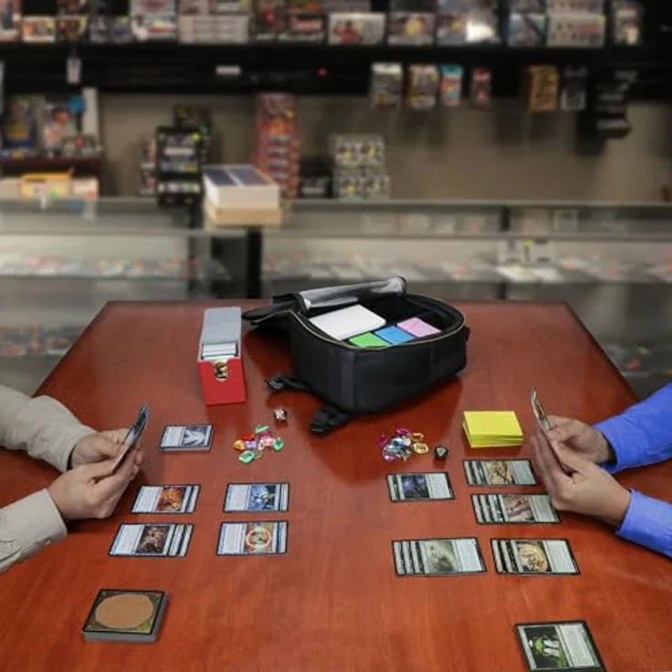 ENHANCE Kleiner Kartenrucksack mit Kartenschutzschirm, anpassbarem Innenleben, Aufbewahrung für Würfeltasche und Deck, Reisebereit mit Spielmattenhalter, kompatibel mit Magic the Gathering und Lorcana – Bild 2