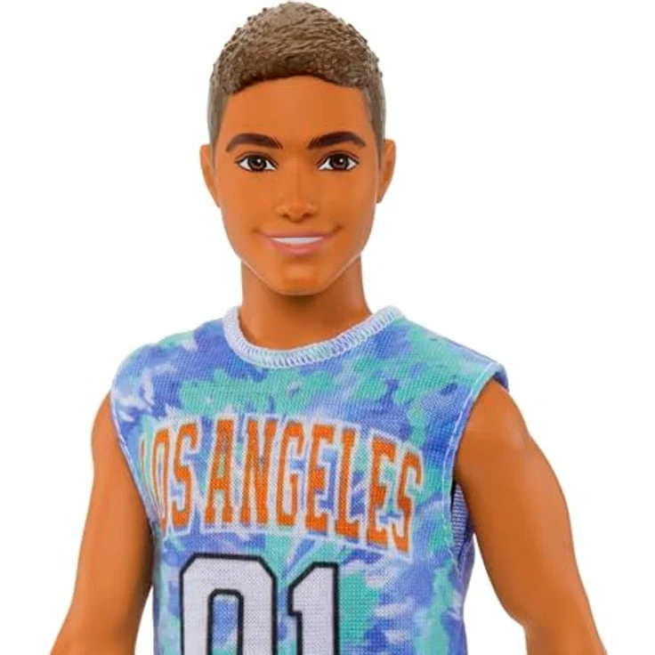 Barbie Ken Fashionistas Puppe Nr. 212 mit Beinprothese in Shirt mit Los Angeles-Aufschrift, fliederfarbenen Shorts und Turnshuhen - HJT11 – Bild 3
