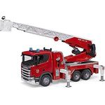 bruder 03591 - Scania Super 560R Feuerwehr Fahrzeug mit Drehleiter, Wasserpumpe, Light & Sound Modul - 1:16 Fahrzeuge, Feuerwehrauto, Einsatzfahrzeug, Leiterwagen, Spielzeug ab 4 Jahre