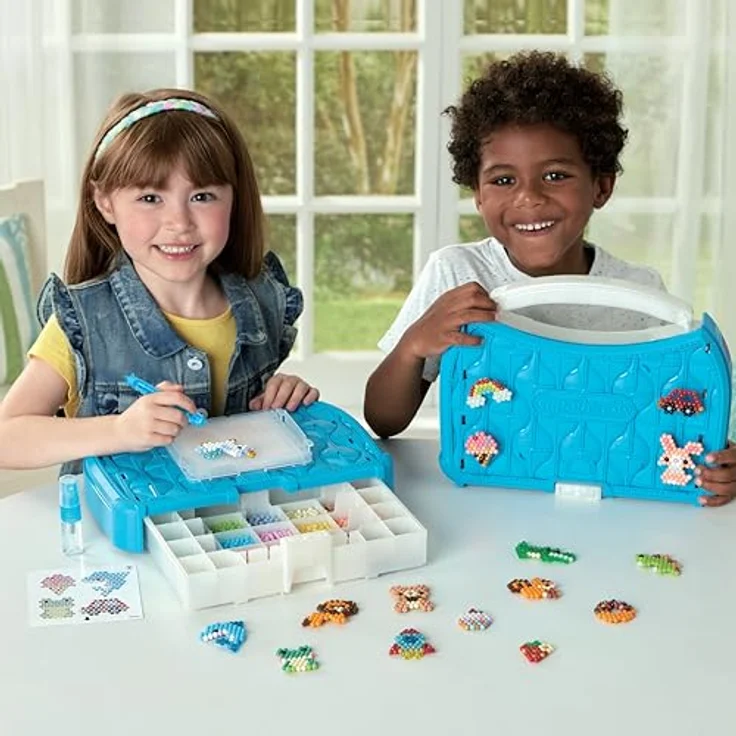 Aquabeads Kreativset Bastelstudio Starter Set, 900 bunte Bastelperlen, Pop-Up Bastelplatte und Sprüher, für Kinder ab 4 Jahren – Bild 5