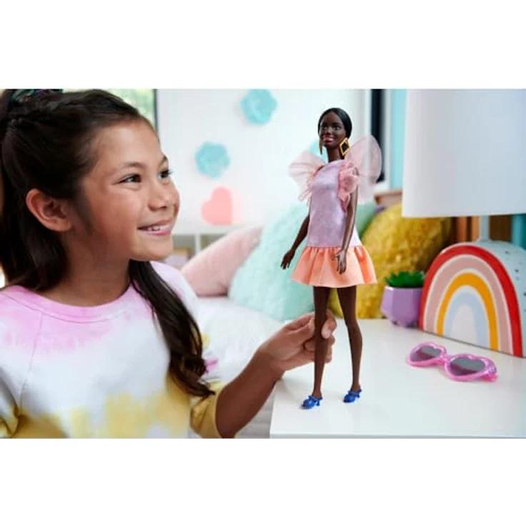 Barbie Fashionistas-Puppe Peach Puffy, Babypuppe mit apricotfarbenem Kleid und rautenförmigen Ohrringen – Bild 2