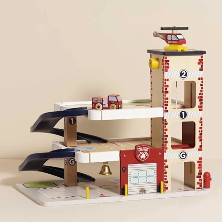 Le Toy Van TV453 Spielzeug-Feuerwache, FSC-zertifiziertes Holz mit Feuerwehrauto, Hubschrauber, Garage, Aufzug und Notrufglocke für Kinder ab 3 Jahren – Bild 2