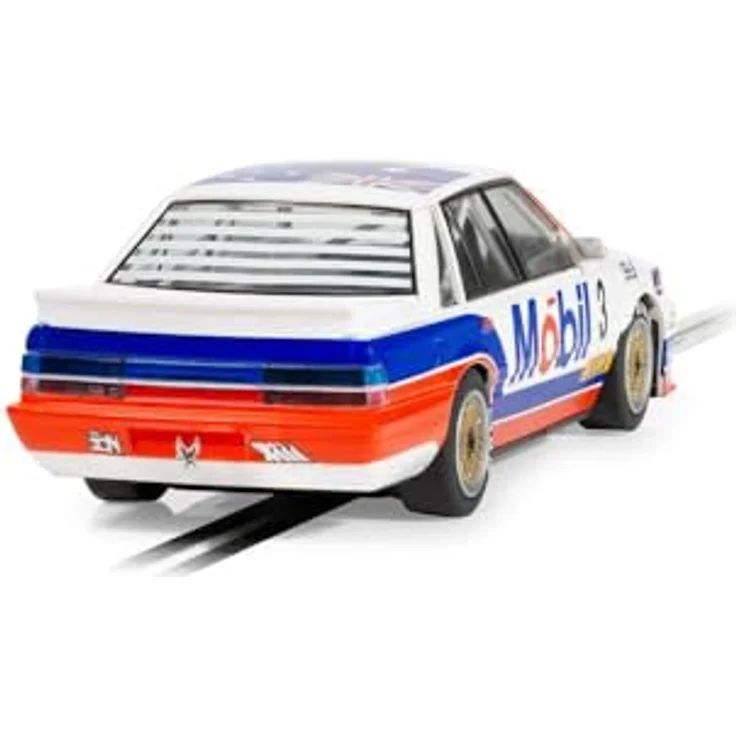 Scalextric C4549 Holden VL Commodore, Slotcar im Maßstab 1:32 mit Fahrerfigur und Scheinwerfern, weiß – Bild 4