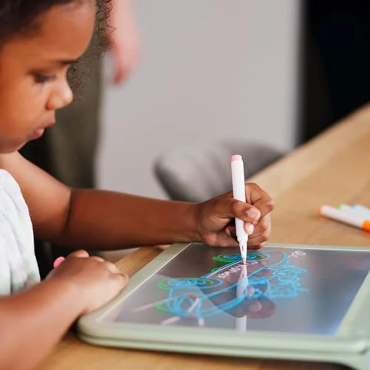 Kidywolf Kidydraw Pro, Leuchttafel A4 mit 3-fach dimmbarem Licht, 4 abwischbaren Neonstiften und USB-C Akku, mit Vordrucken zum Üben – Bild 5